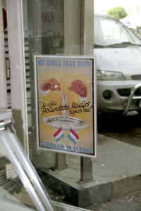 606004 Afbeelding van een affiche voor Hollandsche Maatjes op de viskraam van Van Daalen op het Vredenburg te Utrecht.